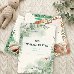 SOS Notfall-Karten im Aquarell-Design auf einer cremefarbenen Strickdecke mit Häkelhase, Akupressur-Spickzettel mit 16 Griffen für Babys